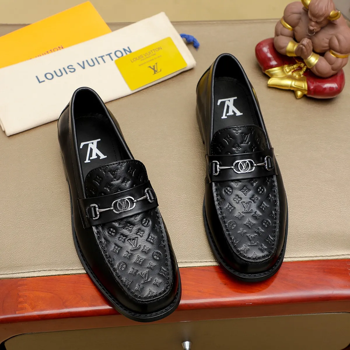 Men's shoes 460 💰 Louis Vuitton LV ® 🆕 model 🔛 full shoe counter, first layer cowhide, 🐂leather lining casual shoes for men, super soft outsole, a must-have for driving. Synchronized with the counter, original first layer cowhide, completely 1:1 mold customization 🌹 top version, color optional! Number: 38-44 (45.46 customized)